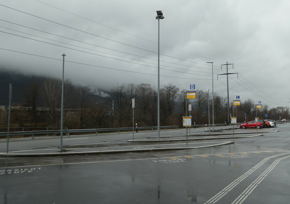 (244'401) - PostAuto-Haltestellen am 3. Januar 2023 beim Bahnhof Ziegelbr�cke