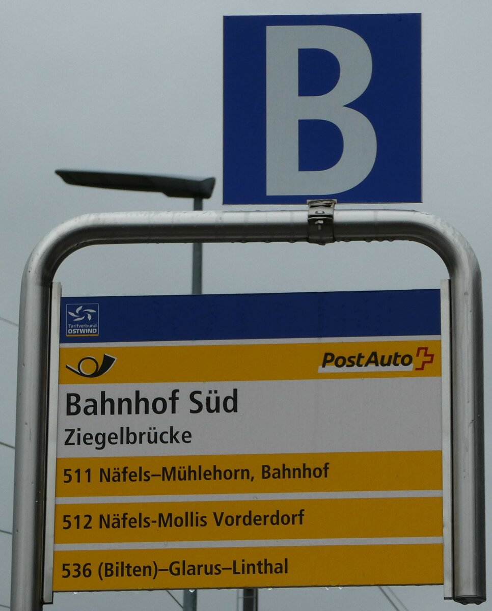 (244'403) - PostAuto-Haltestellenschild - Ziegelbr�cke, Bahnhof S�d - am 3. Januar 2023