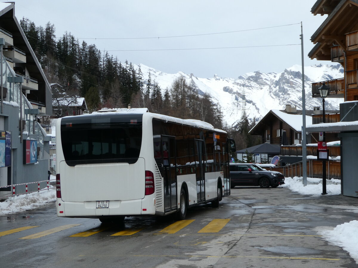 (245'043) - Buchard, Leytron - Nr. 70/VS 84'250 - Mercedes (ex MBC Morges Nr. 79) am 14. Januar 2023 in La Tzoumaz, T�l�cabine