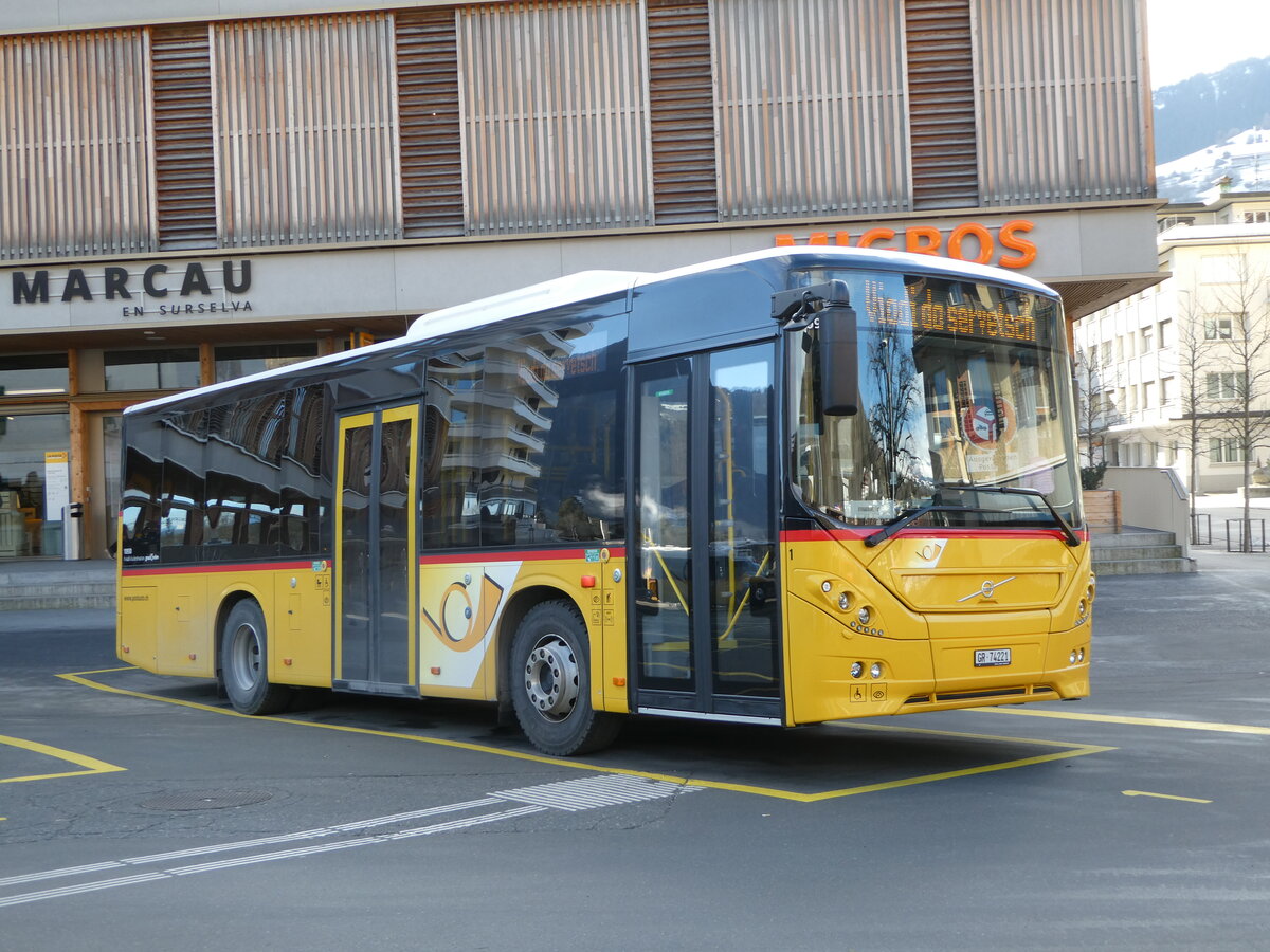 (245'101) - PostAuto Graub�nden - Nr. 1/GR 74'221/PID 10'930 - Volvo (ex Fontana Nr. 1) am 18. Januar 2023 beim Bahnhof Ilan7