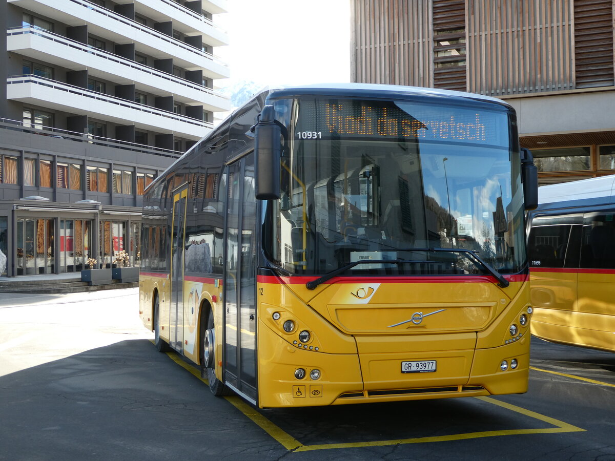 (245'102) - PostAuto Graub�nden - Nr. 12/GR 93'977/PID 10'931 - Volvo (ex Fontana, Ilanz Nr. 12) am 18. Januar 2023 beim Bahnhof Ilanz
