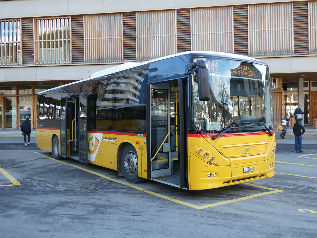 (245'138) - PostAuto Graub�nden - Nr. 4/GR 162'982/PID 10'449 - Volvo (ex Fontana, Ilanz Nr. 4) am 18. Januar 2023 beim Bahnhof Ilanz