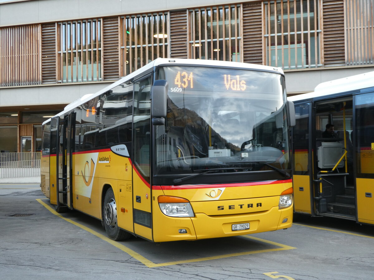 (245'174) - PostAuto Graub�nden - Nr. 18/GR 79'029/PID 5609 - Setra (ex Fontana, Ilanz Nr. 18; ex Fontana, Ilanz Nr. 7) am 18. Januar 2023 beim Bahnhof Ilanz