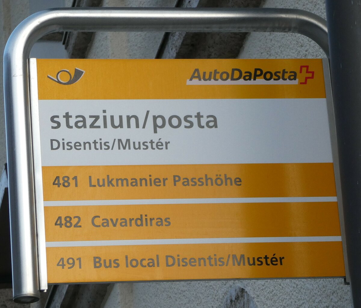 (245'183) - PostAuto-Haltestellenschild - Disentis/Must�r, staziun/posta - am 18. Januar 2023