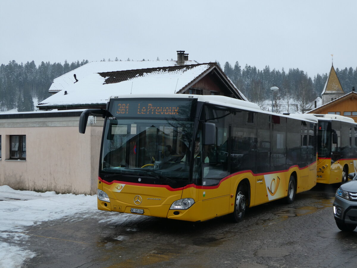 (245'649) - CarPostal Ouest - NE 165'366/PID 10'671 - Mercedes (ex VD 606'251) - Mercedes am 2. Februar 2023 in La Br�vine, Post