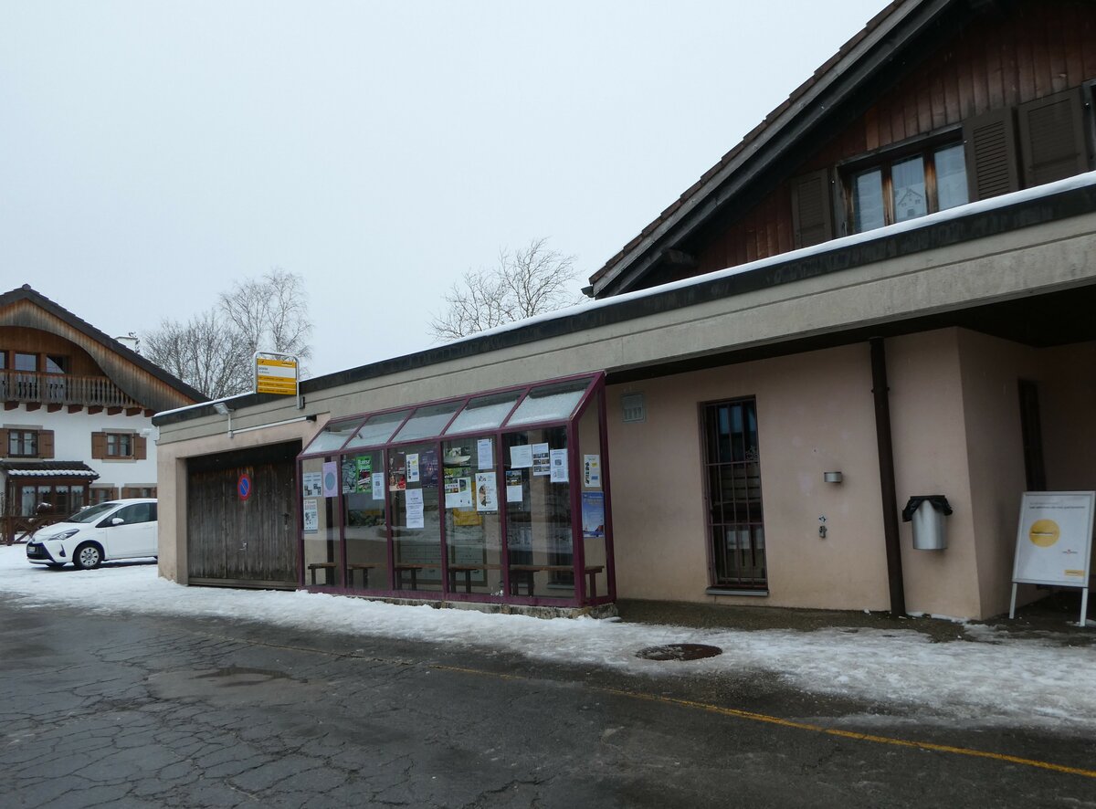 (245'655) - PostAuto-Haltestelle am 2. Februar 2023 in La Br�vine, Post