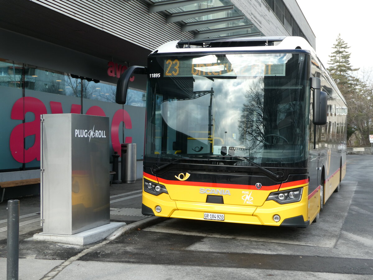 (245'851) - D�nser, Trimmis - GR 184'920/PID 11'895 - Scania am 6. Februar 2023 beim Bahnhof Landquart