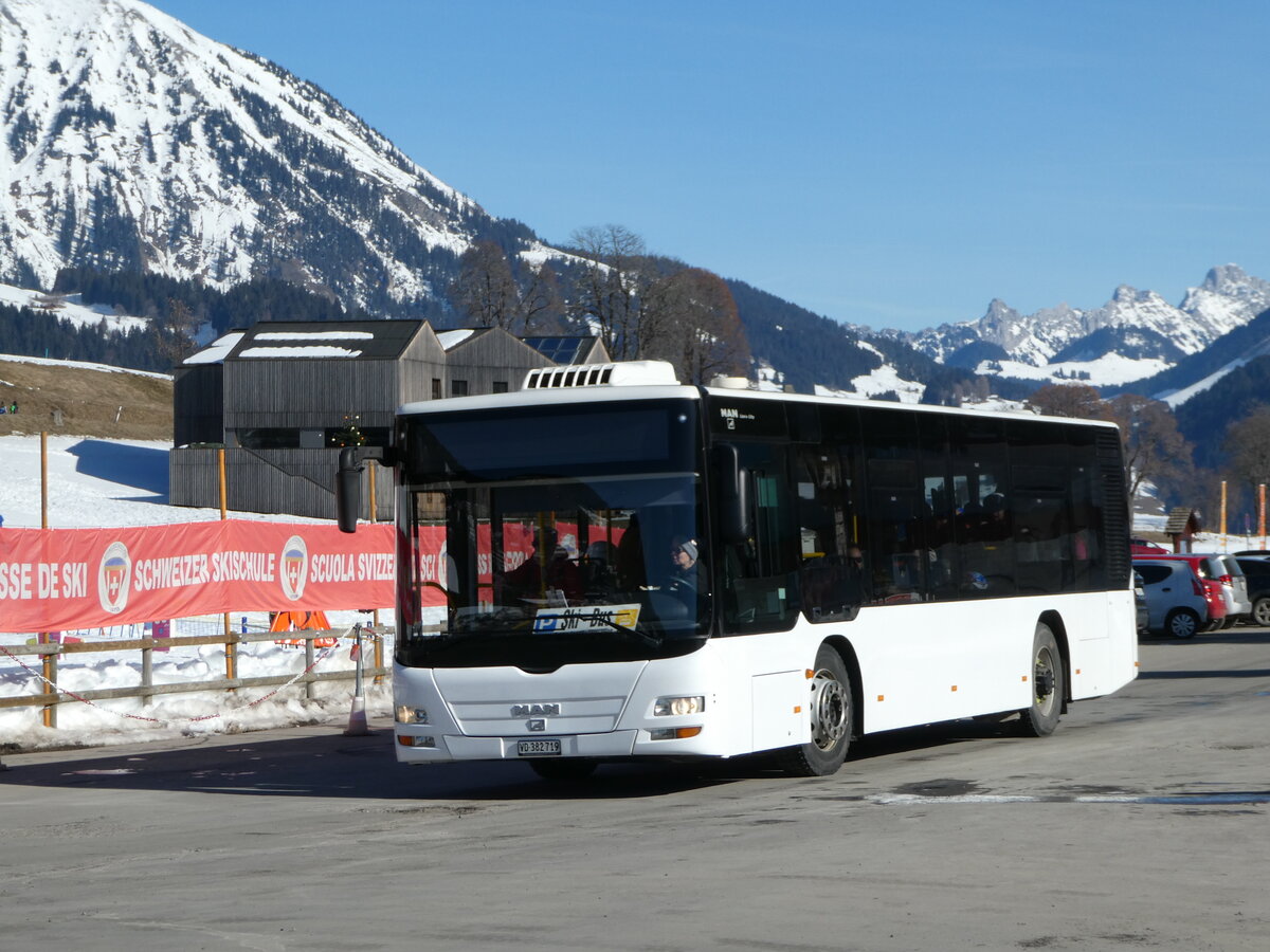 (246'026) - Leysin-Excursions, Leysin - VD 382'719 - MAN/G�ppel (ex CarPostal Ouest PID 5028) am 11. Februar 2023 in Leysin, Centre sportif