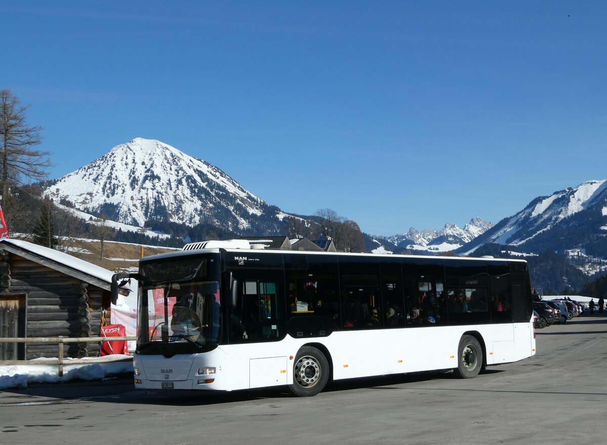 (246'027) - Leysin-Excursions, Leysin - VD 382'719 - MAN/G�ppel (ex CarPostal Ouest PID 5028) am 11. Februar 2023 in Leysin, Centre sportif