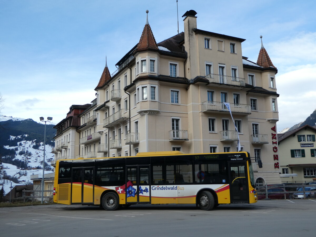 (246'206) - Grindelwaldbus, Grindelwald - Nr. 18/BE 382'871 - MAN/G�ppel am 17. Februar 2023 beim Bahnhof Grindelwald