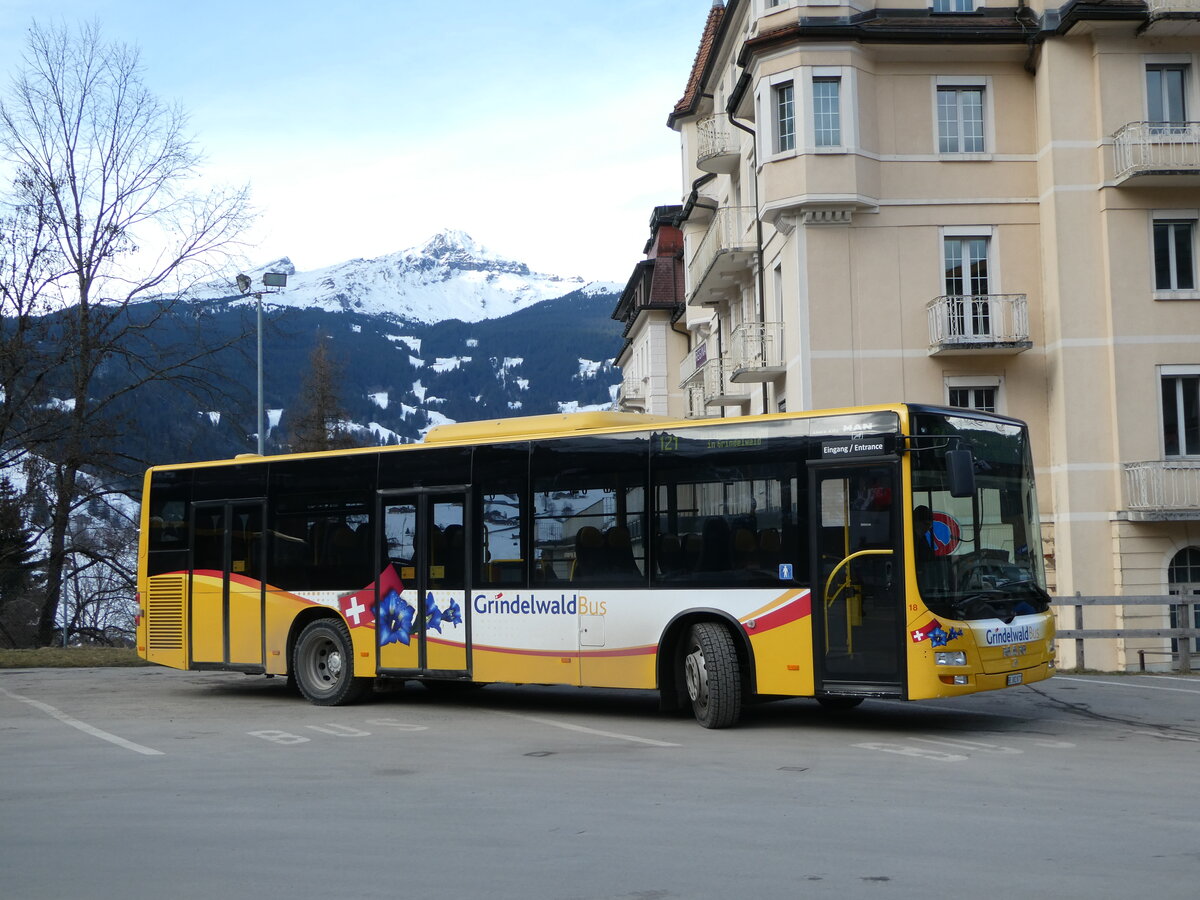 (246'207) - Grindelwaldbus, Grindelwald - Nr. 18/BE 382'871 - MAN/G�ppel am 17. Februar 2023 beim Bahnhof Grindelwald