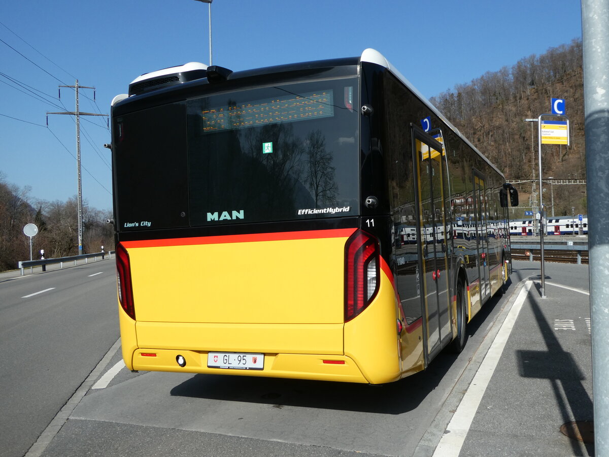 (246'477) - Niederer, Filzbach - Nr. 11/GL 95/PID 11'840 - MAN am 24. Februar 2023 beim Bahnhof Ziegelbr�cke