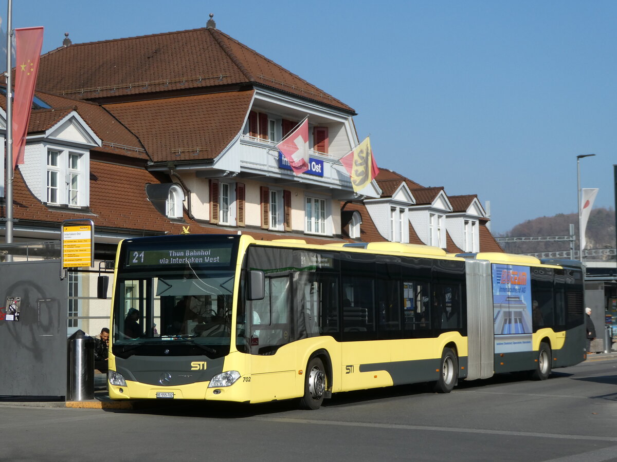 (246'799) - STI Thun - Nr. 702/BE 555'702 - Mercedes am 2. M�rz 2023 beim Bahnhof Interlaken Ost