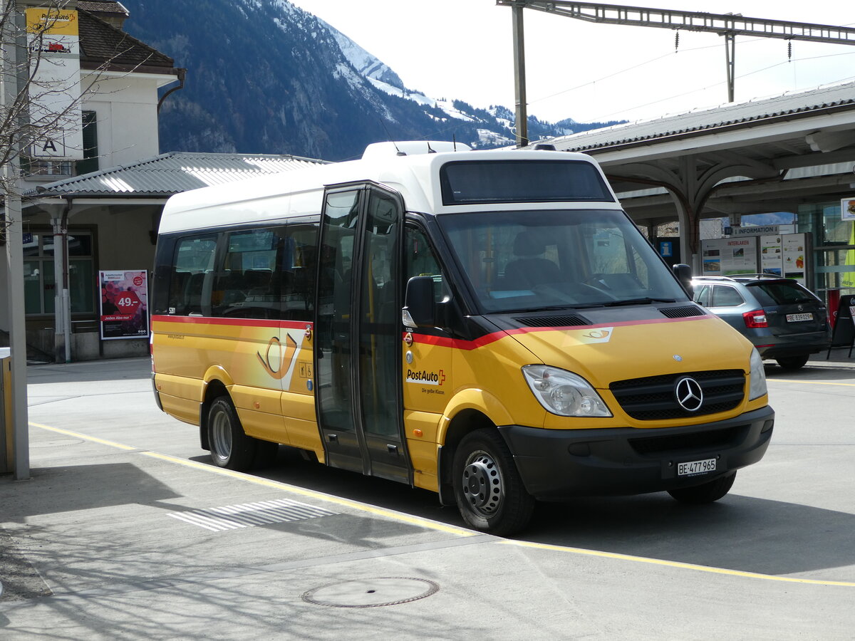 (247'187) - PostAuto Bern - BE 477'965/PID 5281 - Mercedes am 13. M�rz 2023 beim Bahnhof Interlaken West