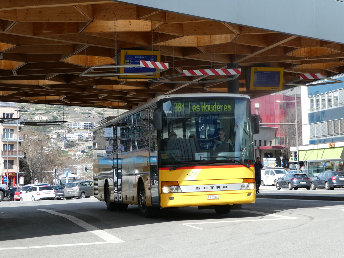 (247'224) - Ev�quoz, Erde - VS 1011/PID 4105 - Setra am 16. M�rz 2023 beim Bahnhof Sion