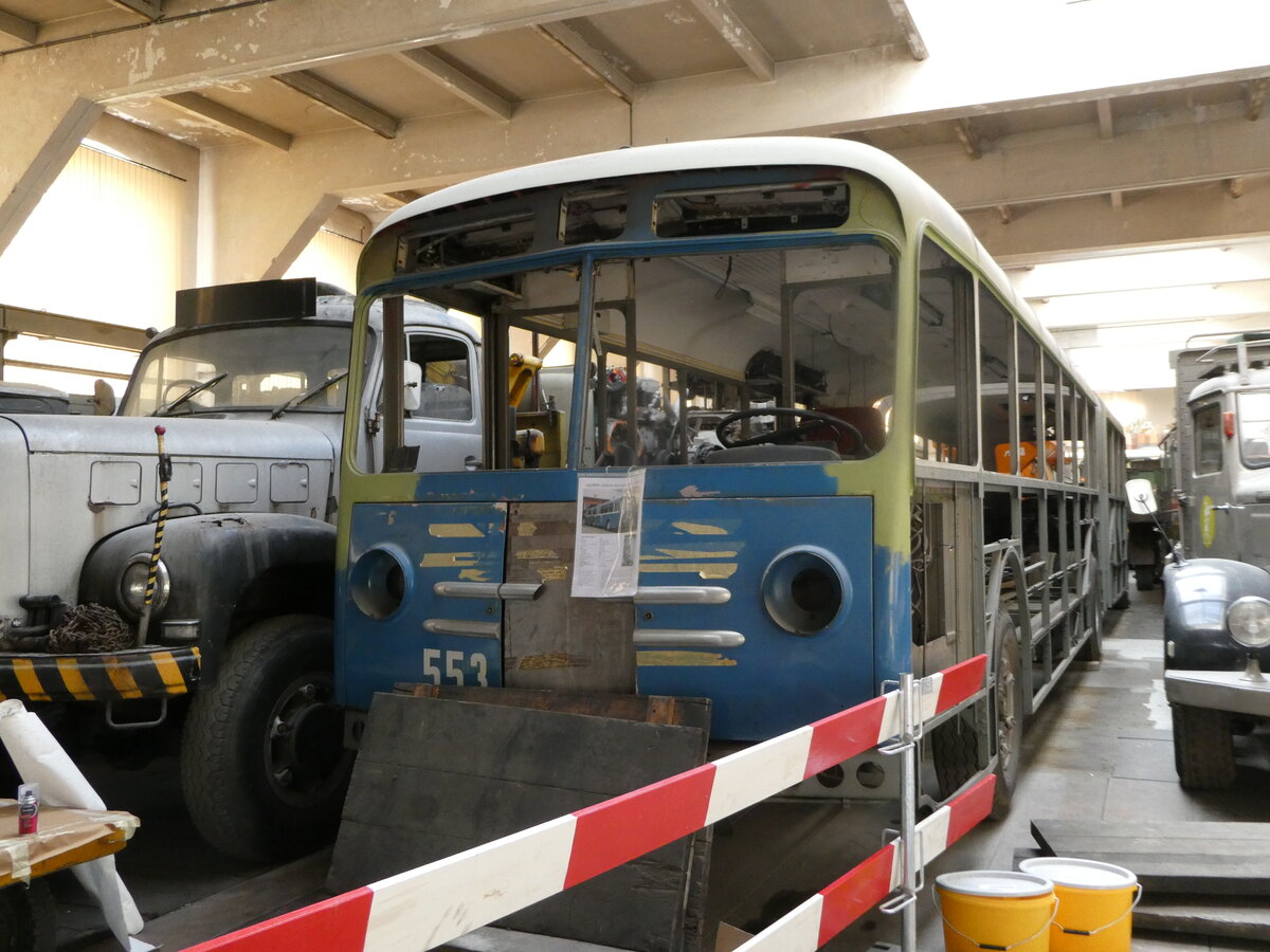 (247'350) - VBZ Z�rich (OCS) - Nr. 553 - Saurer/Saurer (ex Nr. 201) am 17. M�rz 2023 in Arbon, Saurermuseum Depot (1. Gelenkautobus der Schweiz!)