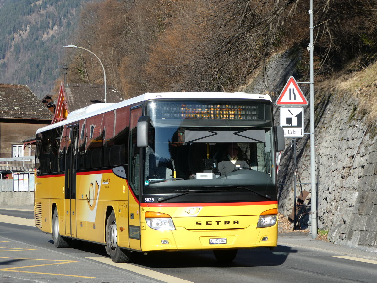 (247'389) - PostAuto Bern - Nr. 70/BE 653'387/PID 5625 - Setra am 18. M�rz 2023 beim Bahnhof Brienz