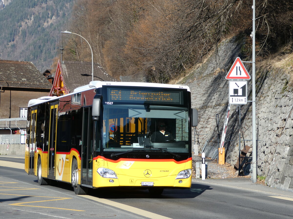 (247'390) - Fl�ck, Brienz - Nr. 7/BE 623'971/PID 11'527 - Mercedes am 18. M�rz 2023 beim Bahnhof Brienz