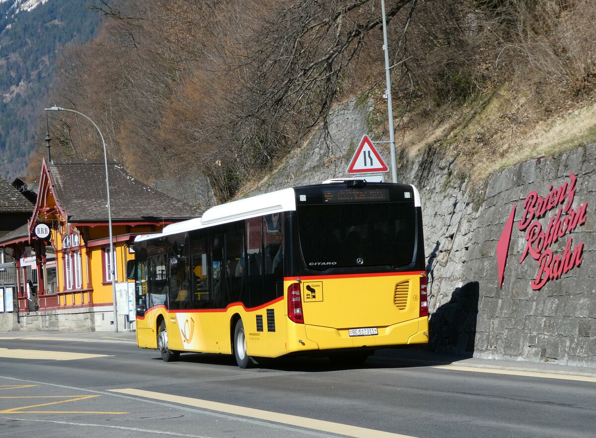 (247'405) - Fl�ck, Brienz - Nr. 4/BE 517'311/PID 10'858 - Mercedes am 18. M�rz 2023 beim Bahnhof Brienz 
