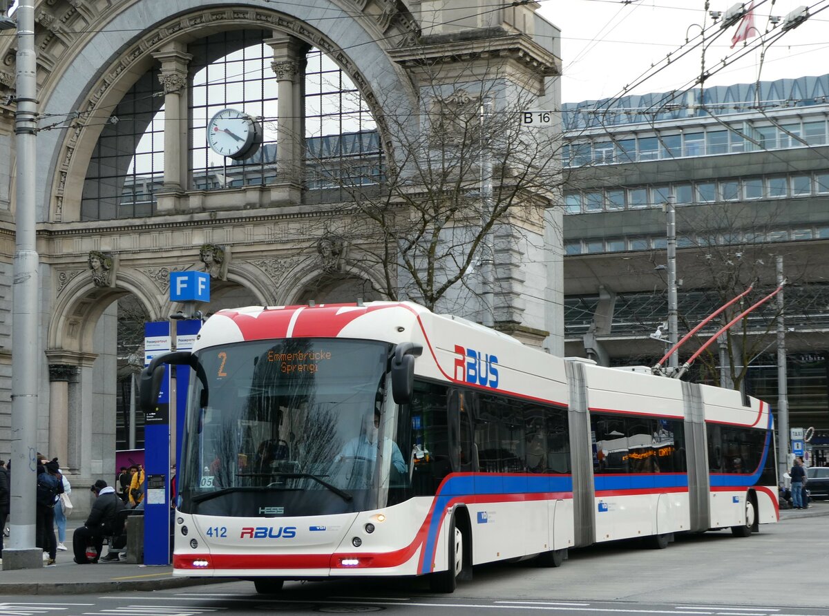 (247'471) - VBL Luzern - Nr. 412 - Hess/Hess Doppelgelenktrolleybus am 18. M�rz 2023 beim Bahnhof Luzern