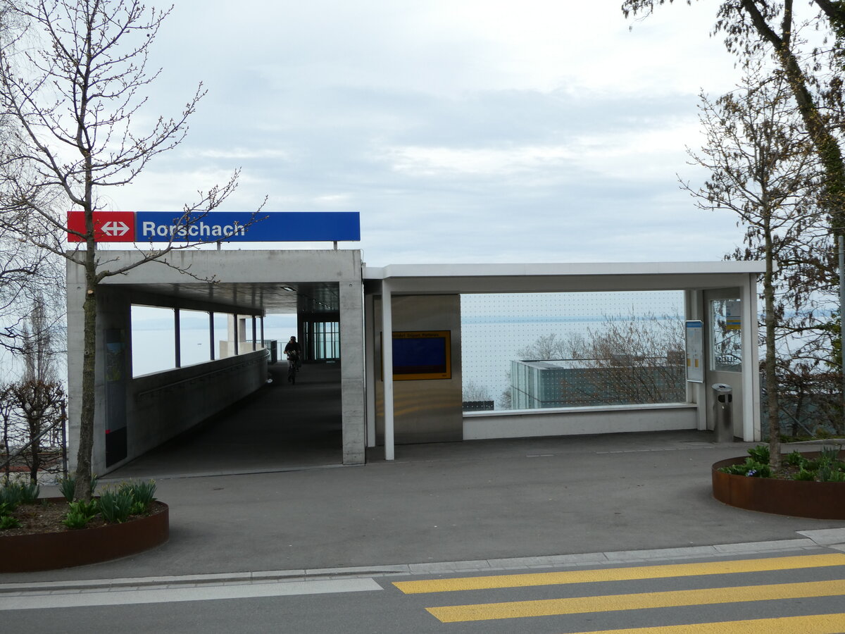 (247'542) - RTB/PostAuto-Haltestelle am 21. M�rz 2023 beim Hauptbahnhof Rorschach