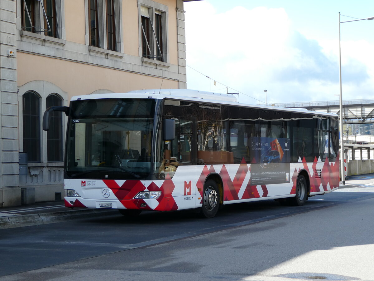 (247'606) - CarPostal Ouest - JU 65'081/PID 5607 - Mercedes (ex Nr. 14) am 25. M�rz 2023 beim Bahnhof Del�mont