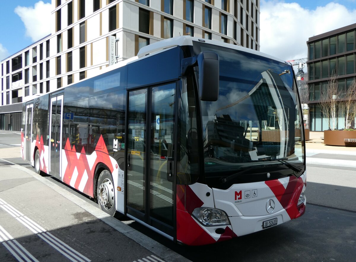 (247'623) - CarPostal Ouest - JU 52'433/PID 11'323 - Mercedes am 25. M�rz 2023 beim Bahnhof Del�mont