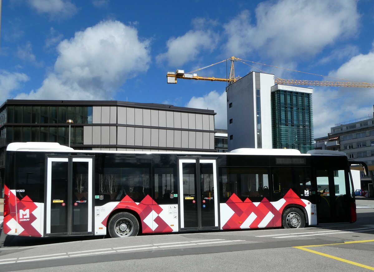 (247'624) - CarPostal Ouest - JU 52'433/PID 11'323 - Mercedes am 25. M�rz 2023 beim Bahnhof Del�mont