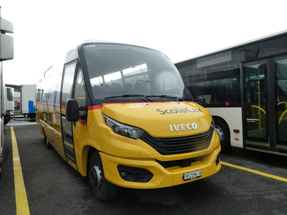 (247'711) - CarPostal Ouest - FR 2194 U/PID 11'906 - Iveco/Rosero am 25. M�rz 2023 in Kerzers, Interbus