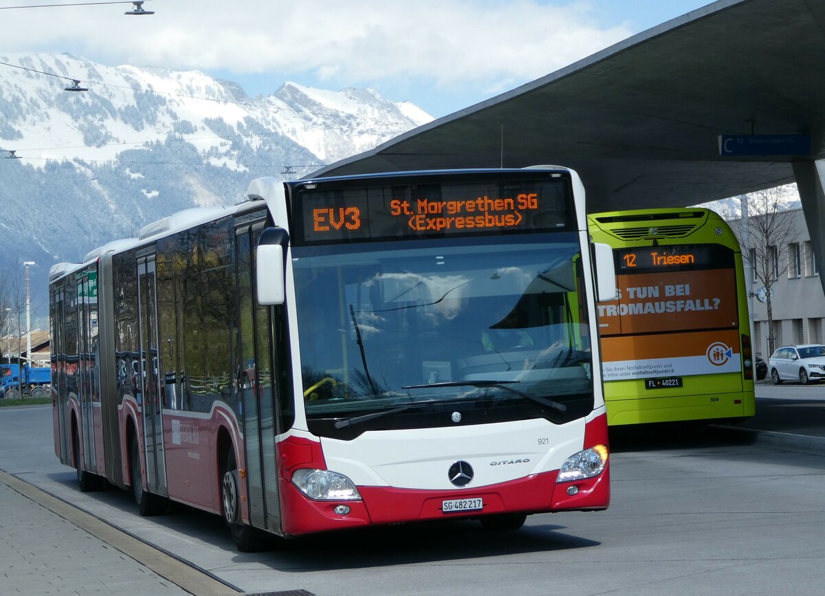 (247'783) - RTB Altst�tten - Nr. 921/SG 482'217 - Mercedes (ex Wiener Linien, A-Wien Nr. 8725) am 28. M�rz 2023 beim Bahnhof Buchs