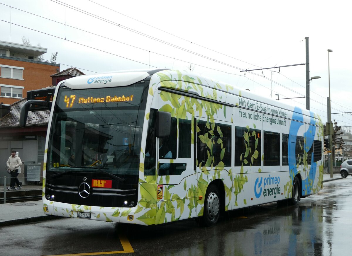 (247'895) - BLT Oberwil - Nr. 1002/BL 221'732 - Mercedes am 30. M�rz 2023 in Bottmingen, Schloss