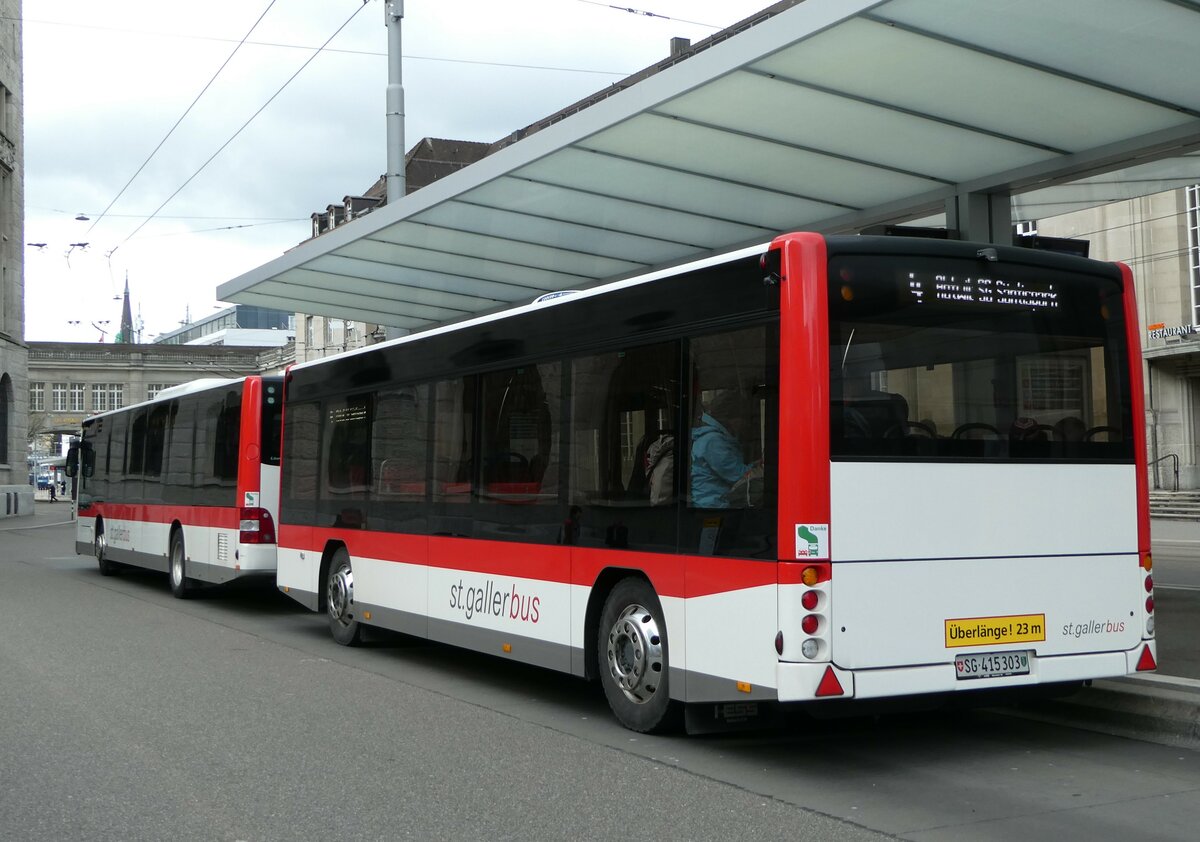 (248'447) - St. Gallerbus, St. Gallen - Nr. 303/SG 415'303 - Hess Personenanh�nger am 13. April 2023 beim Bahnhof St. Gallen