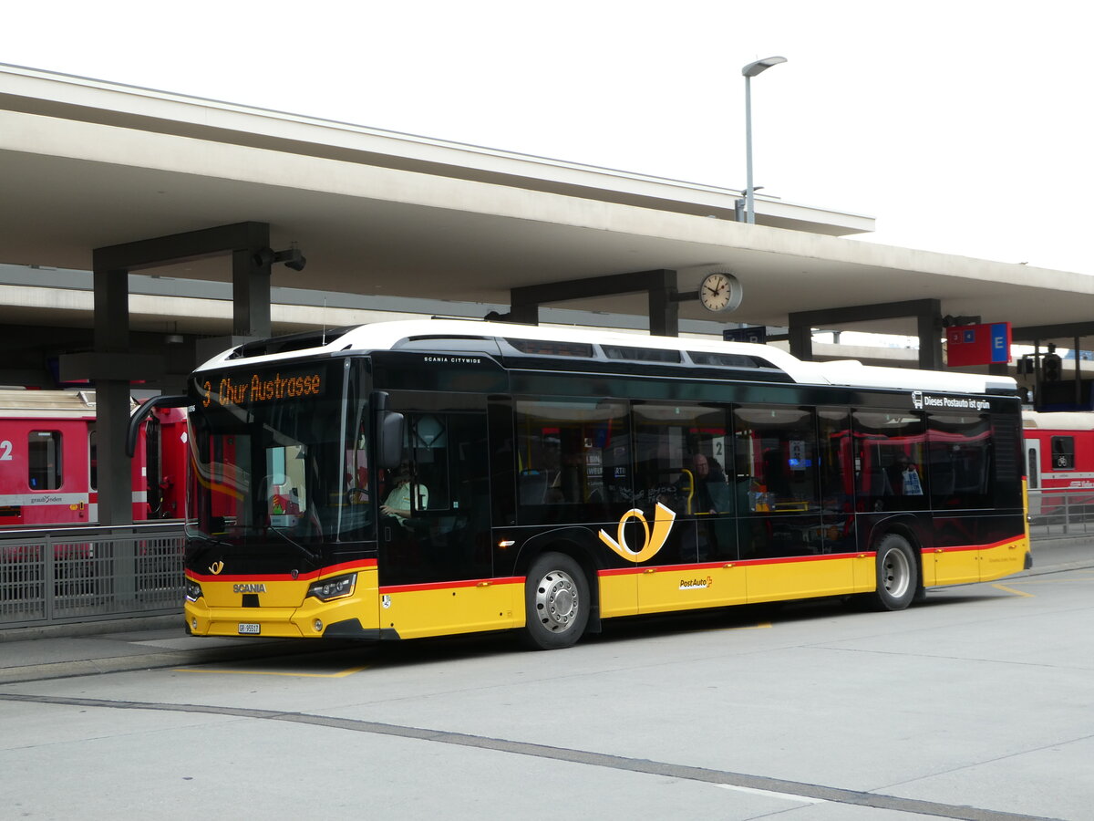 (248'566) - D�nser, Trimmis - GR 95'517/PID 11'896 - Scania (ex GR 184'921) am 15. April 2023 beim Bahnhof Chur
