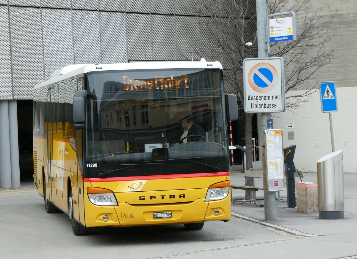 (248'627) - PostAuto Graub�nden - GR 179'709/PID 11'299 - Setra am 15. April 2023 beim Bahnhof Davos Platz