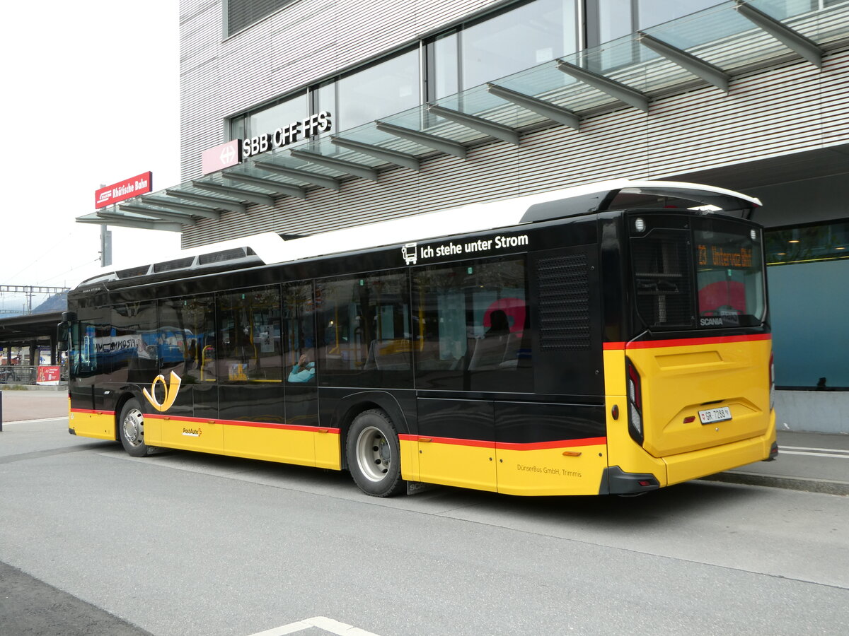 (248'646) - D�nser, Trimmis - GR 7288/PID 11'893 - Scania (ex GR 165'792) am 15. April 2023 beim Bahnhof Landquart