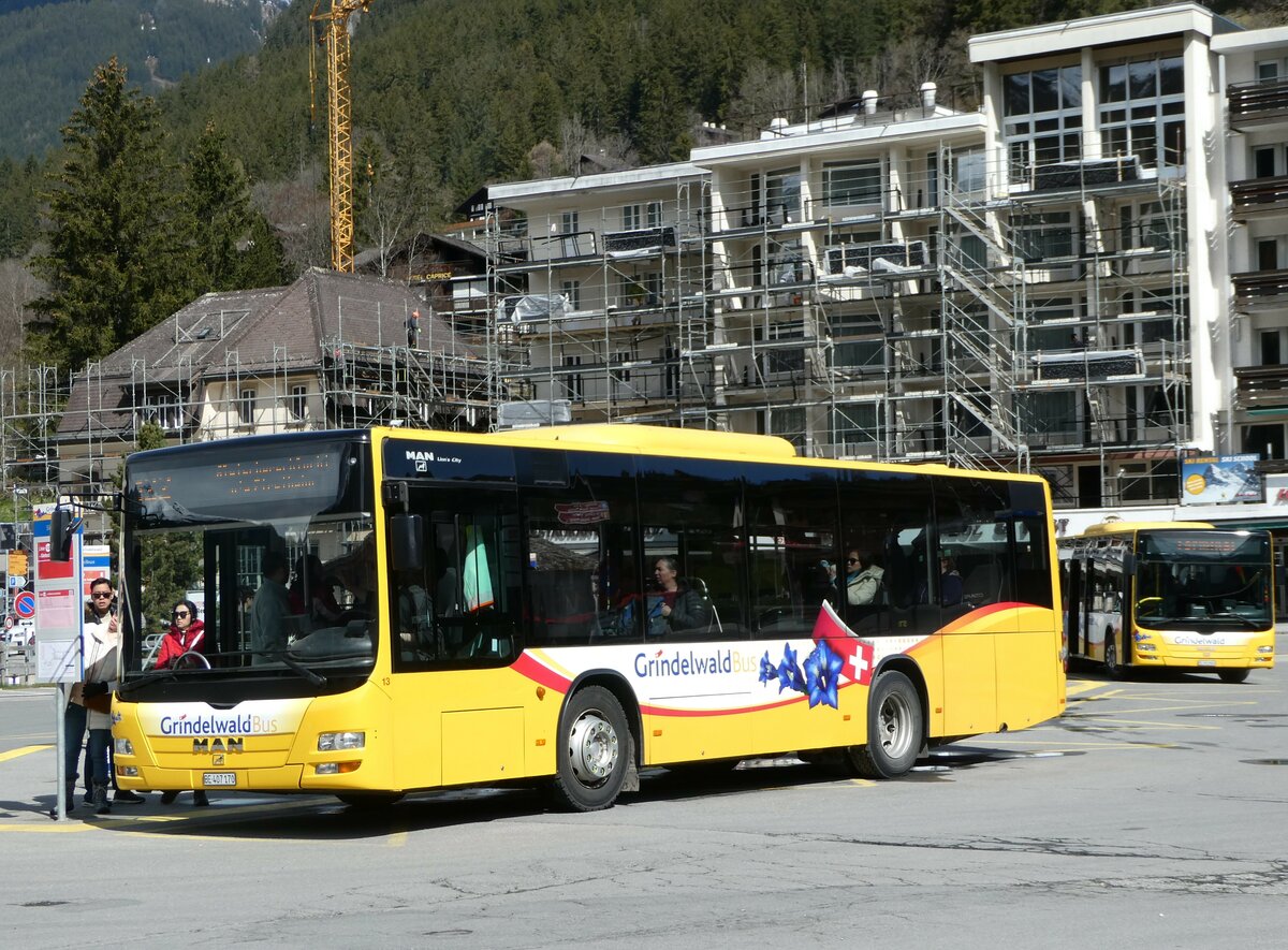 (248'951) - Grindelwaldbus, Grindelwald - Nr. 13/BE 407'170 - MAN/G�ppel am 21. April 2023 beim Bahnhof Grindelwald