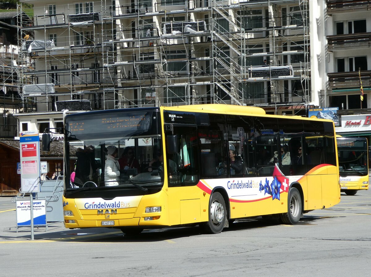 (248'952) - Grindelwaldbus, Grindelwald - Nr. 13/BE 407'170 - MAN/G�ppel am 21. April 2023 beim Bahnhof Grindelwald