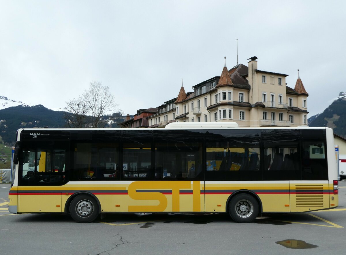(248'963) - Grindelwaldbus, Grindelwald - Nr. 17/BE 72'444 - MAN/G�ppel (ex STI Thun Nr. 133) am 21. April 2023 beim Bahnhof Gindelwald