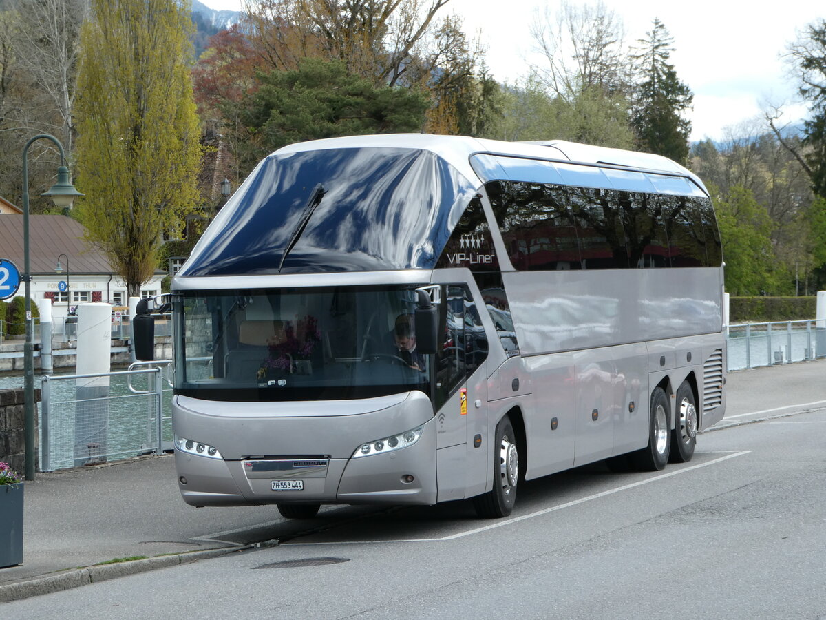 (249'084) - Swiss-Tours, Z�rich - ZH 553'444 - Neoplan am 24. April 2023 bei der Schiffl�ndte Thun