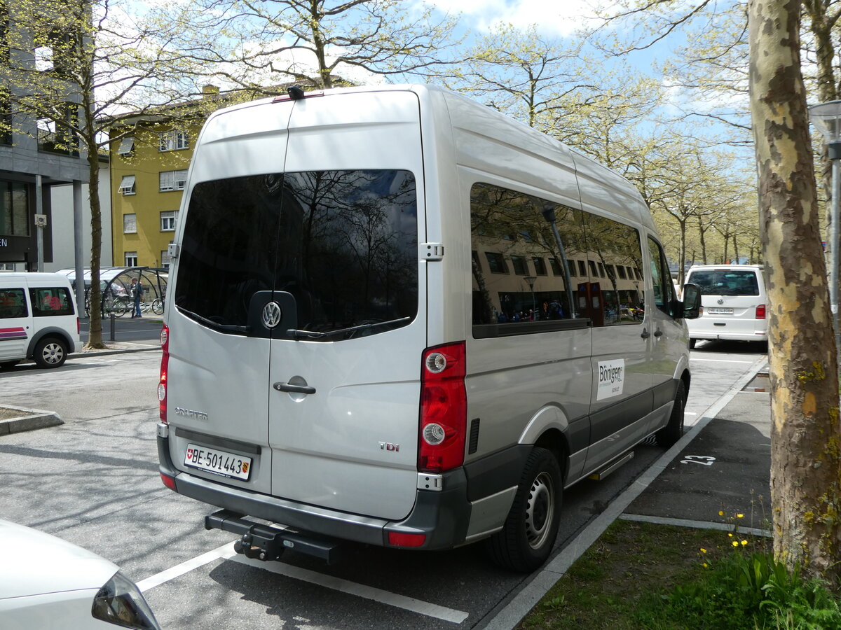 (249'406) - B�nigen Schule, B�nigen - BE 501'443 - VW am 2. Mai 2023 beim Bahnhof Interlaken Ost 