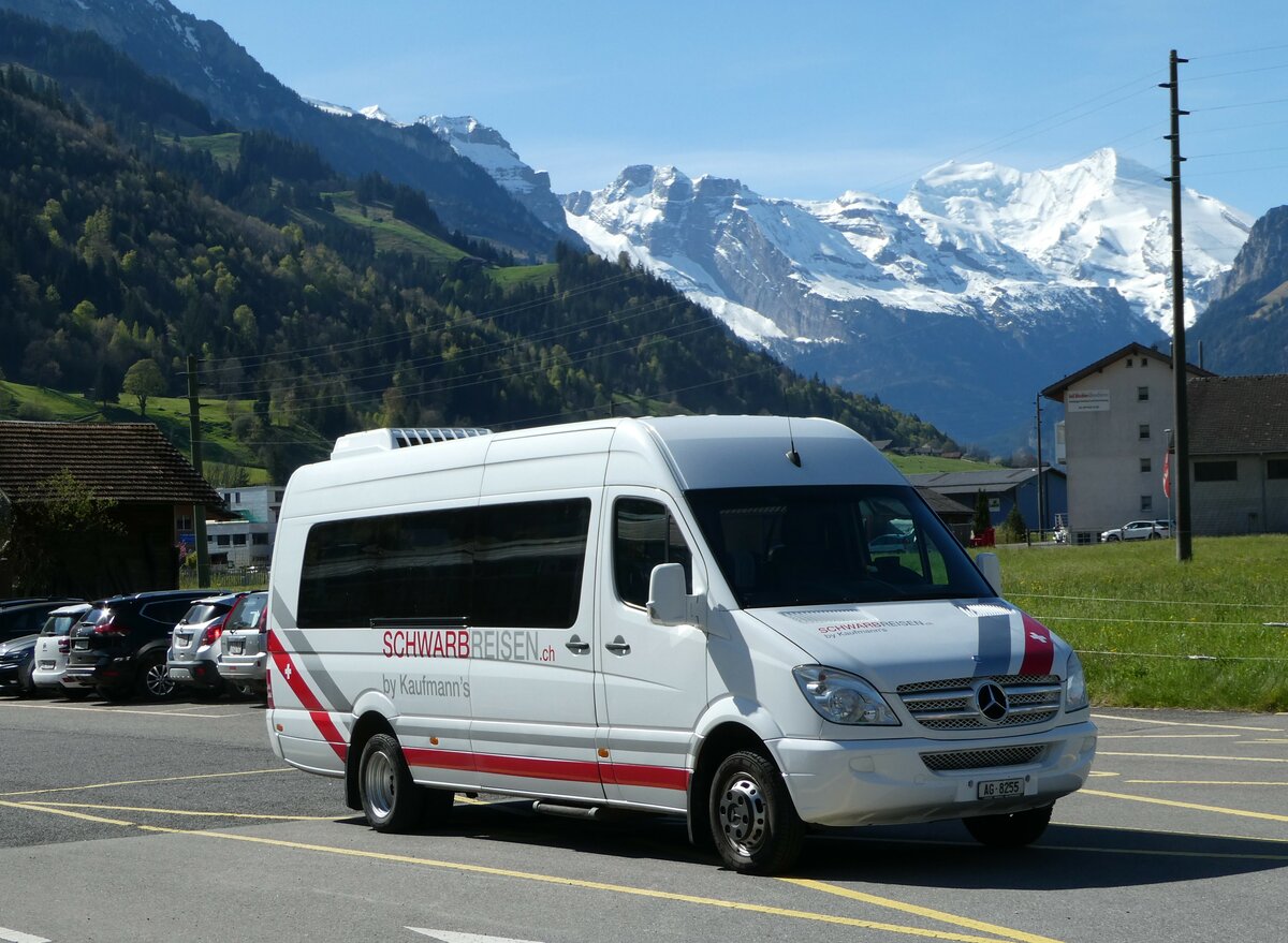 (249'539) - Kaufmann's Schwarb-Reisen, M�hlin - AG 8255 - Mercedes am 4. Mai 2023 in Frutigen, Tropenhaus