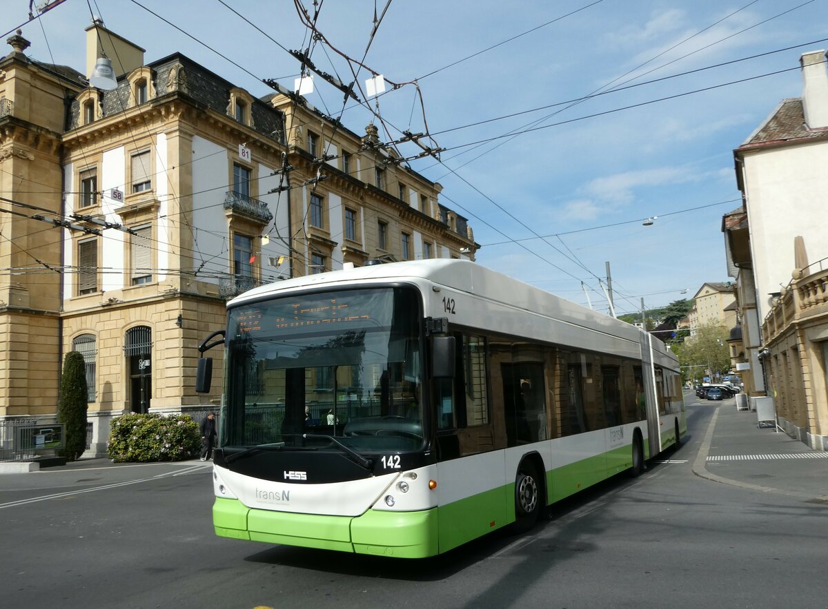 (249'577) - transN, La Chaux-de-Fonds - Nr. 142 - Hess/Hess Gelenktrolleybus (ex TN Neuch�tel Nr. 142) am 5. Mai 2023 in Neuch�tel, Place Pury