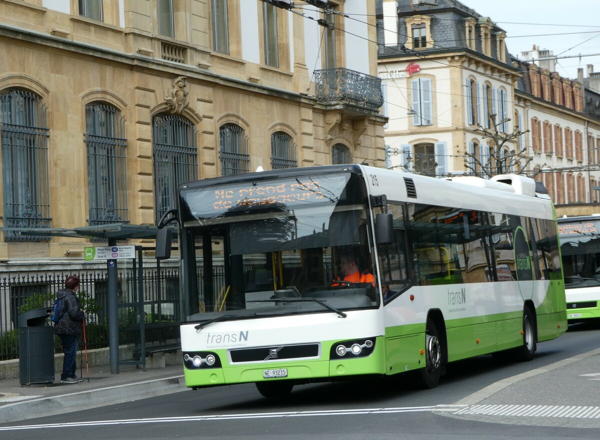 (249'589) - transN, La Chaux-de-Fonds - Nr. 215/NE 93'215 - Volvo (ex TN Neuch�tel Nr. 215) am 5. Mai 2023 in Neuch�tel, Place Pury