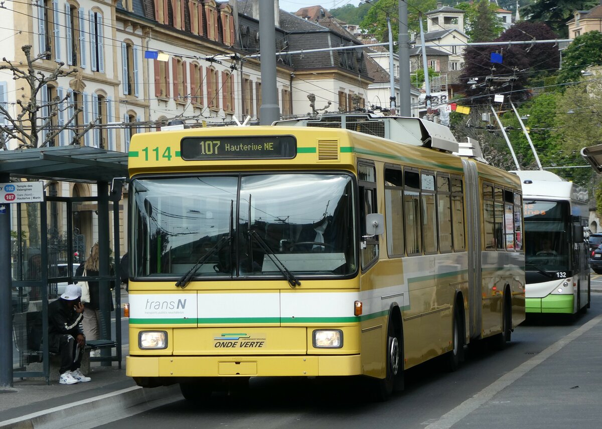 (249'591) - transN, La Chaux-de-Fonds - Nr. 114 - NAW/Hess Gelenktrolleybus (ex TN Neuch�tel Nr. 114) am 5. Mai 2023 in Neuch�tel, Place Pury