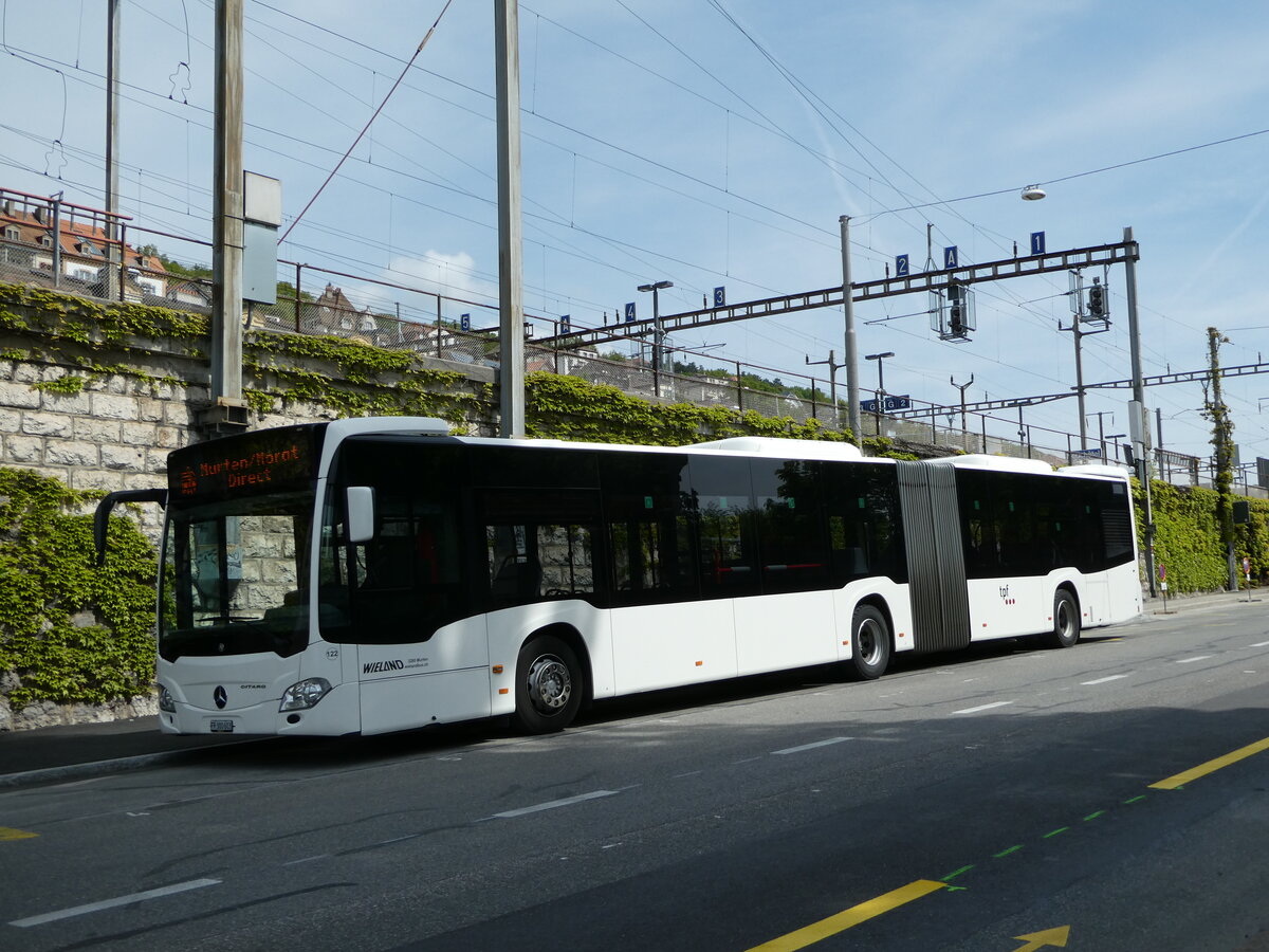 (249'628) - Wieland, Murten - Nr. 122/FR 300'603 - Mercedes (ex Interbus, Yverdon Nr. 209; ex Gschwindl, A-Wien Nr. 8401) am 5. Mai 2023 beim Bahnhof Neuch�tel