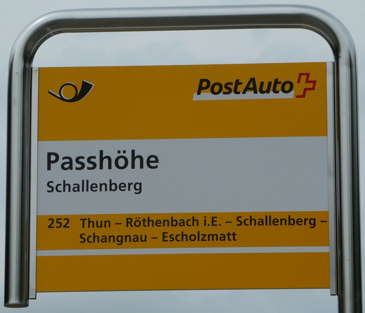 (249'821) - PostAuto-Haltestellenschild - Schallenberg, Passh�he - am 7. Mai 2023