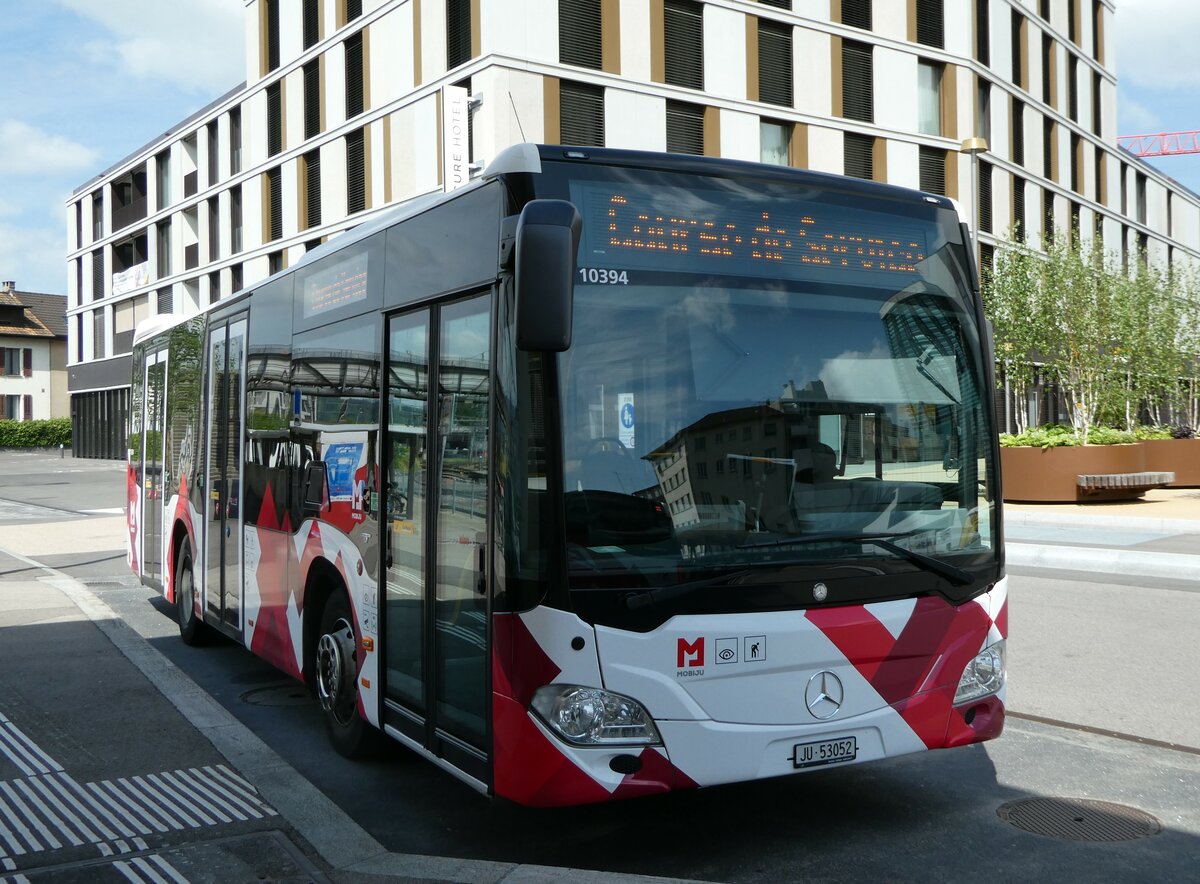 (250'162) - CarPostal Ouest - JU 53'052/PID 10'394 - Mercedes (ex Nr. 7) am 18. Mai 2023 beim Bahnhof Del�mont