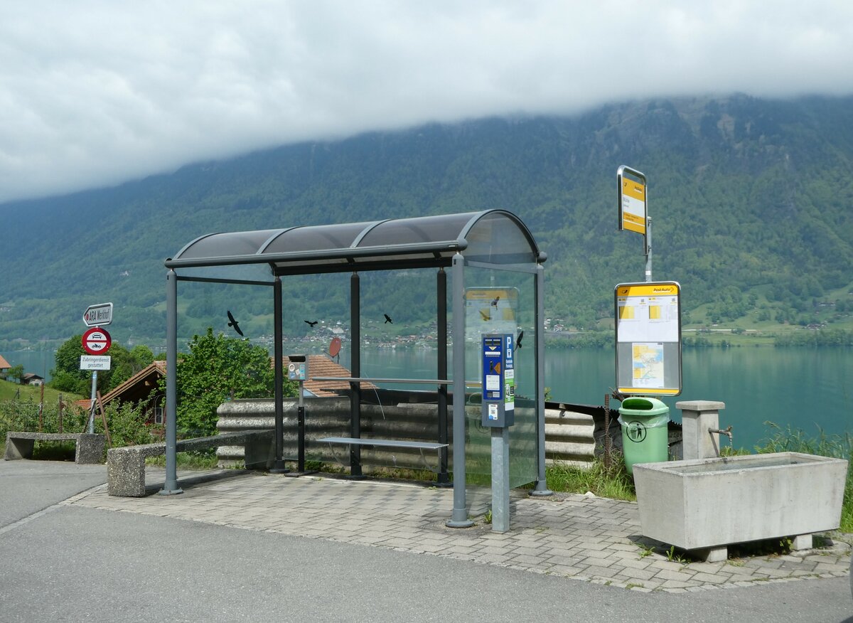 (250'246) - PostAuto-Haltestelle am 19. Mai 2023 in Iseltwald, M�hle