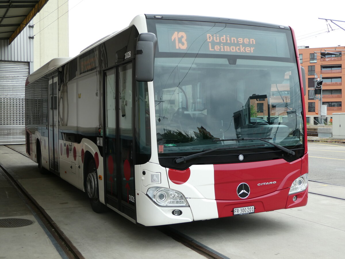 (250'295) - TPF Fribourg - Nr. 1028/FR 300'201 - Mercedes am 20. Mai 2023 beim Bahnhof D�dingen