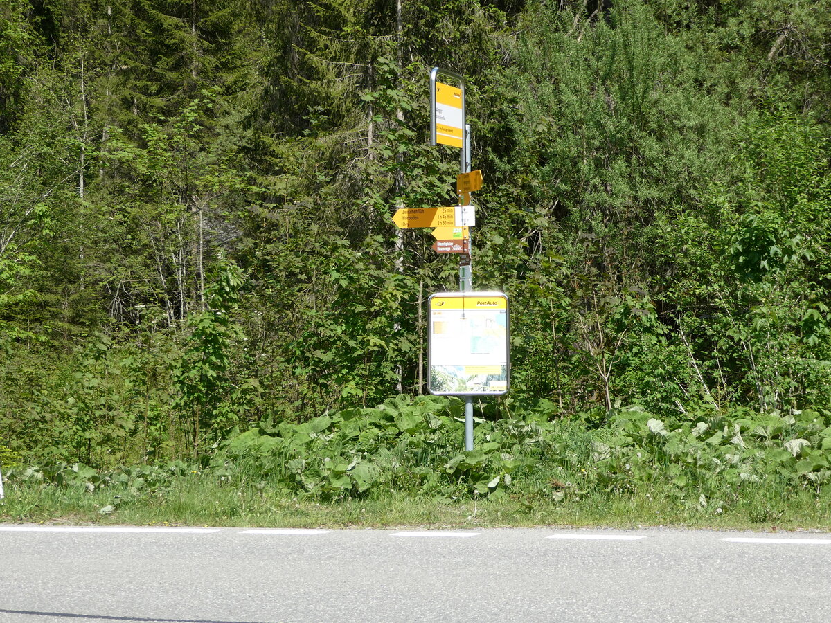 (250'900) - PostAuto-Haltestelle am 2. Juni 2023 in Zwischenfl�h, Anger